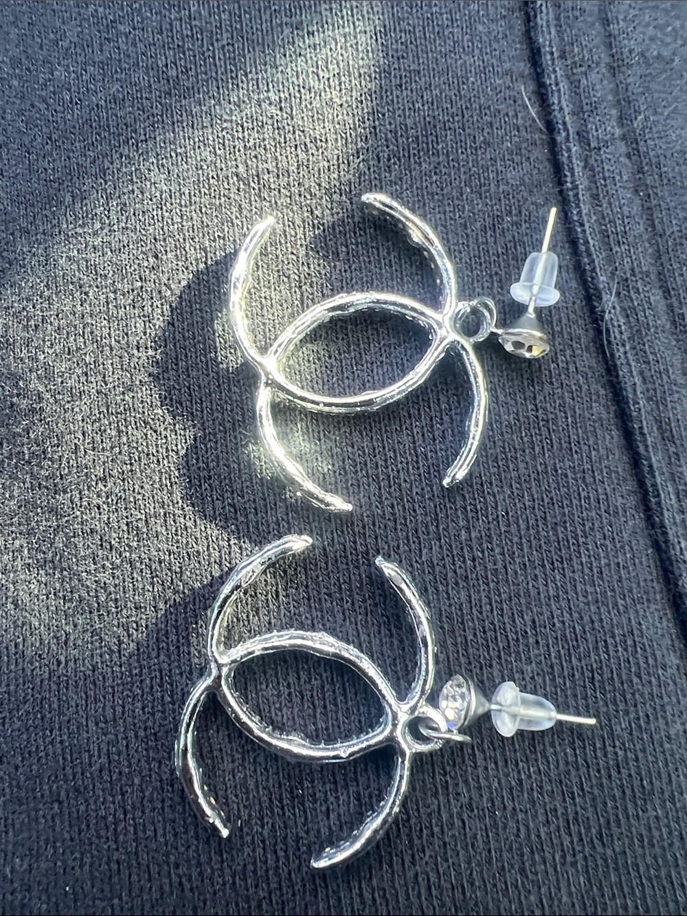 CHANEL Silver-Tone Crystal & Pearl CC Drop Earrings - Picture 7 of 8